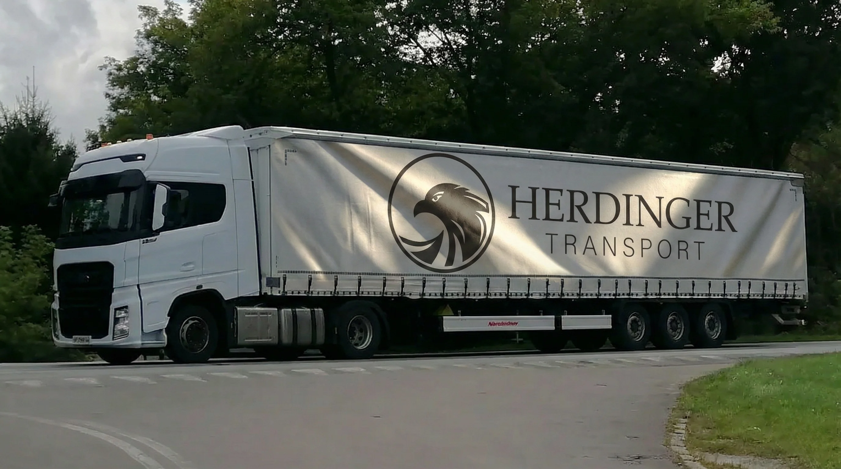 Herdinger Transport – ciężarówka z logo firmy